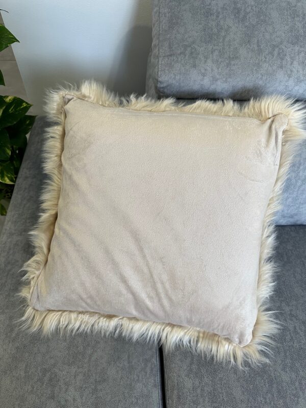 Fodera pelosa per cuscino arredo beige - immagine 2