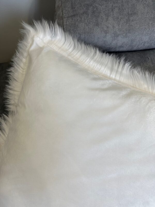 Fodera pelosa per cuscino arredo beige - immagine 4