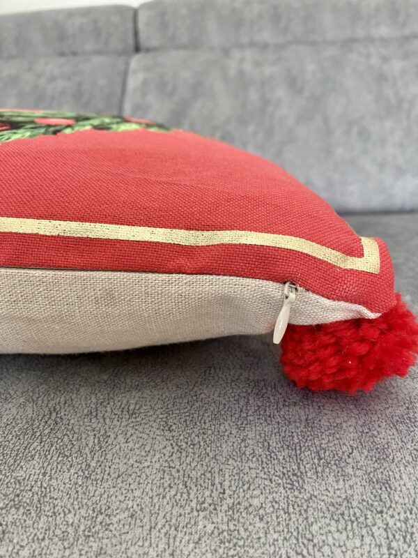 Cuscino "ghirlanda" con ponpon - immagine 2