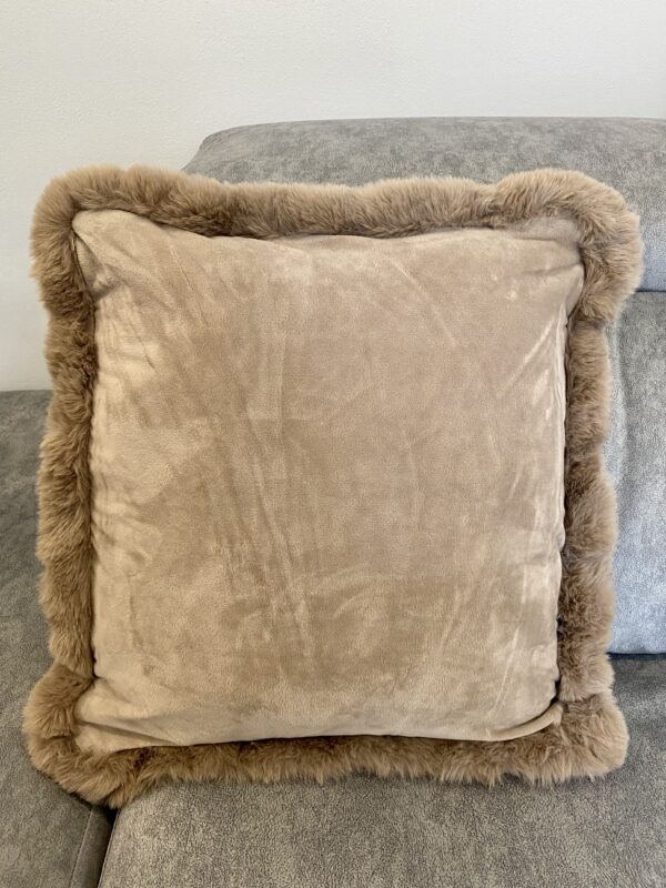 Fodera cuscino arredo bordo pelliccia beige - immagine 2