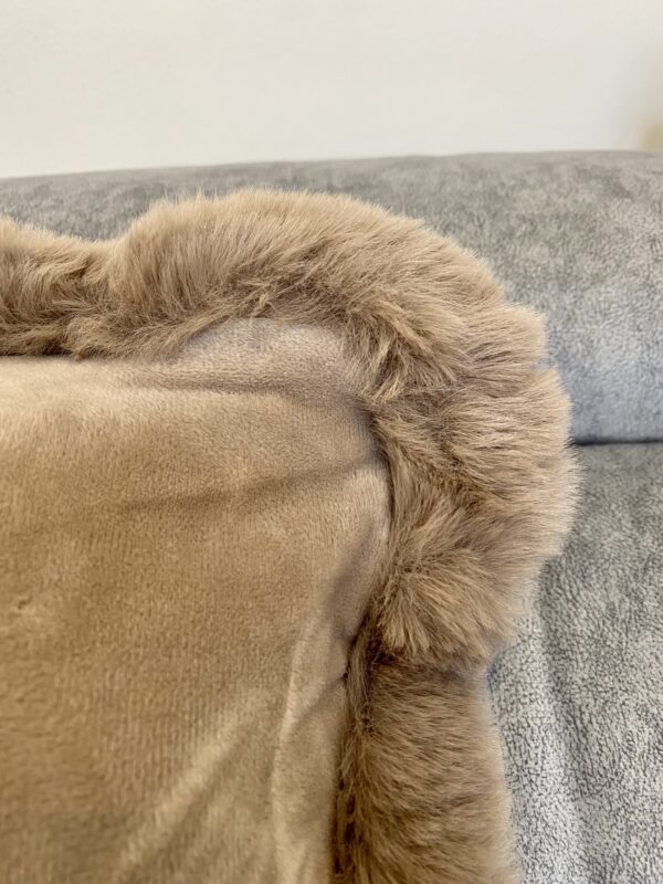 Fodera cuscino arredo bordo pelliccia beige - immagine 3